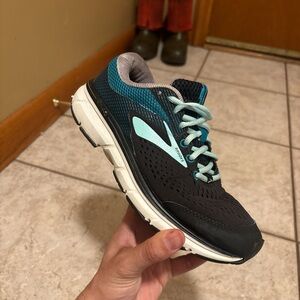 Brooks Women's Dyad 10 running shoes. Size 8